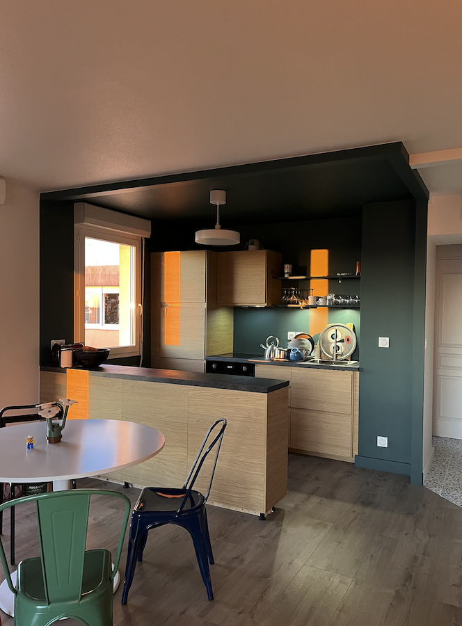 cuisine bois fonctionnelle avec zoning couleur vert murs et plafond